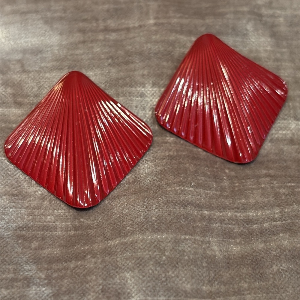 Vintage 80’s Metal Deep Red Diamond Shaped Shell Earrings